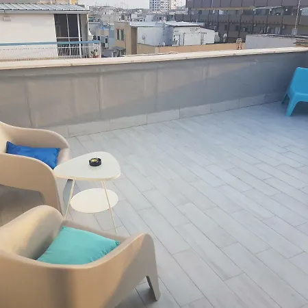 Attico Con Terrazza A アパート バーリ